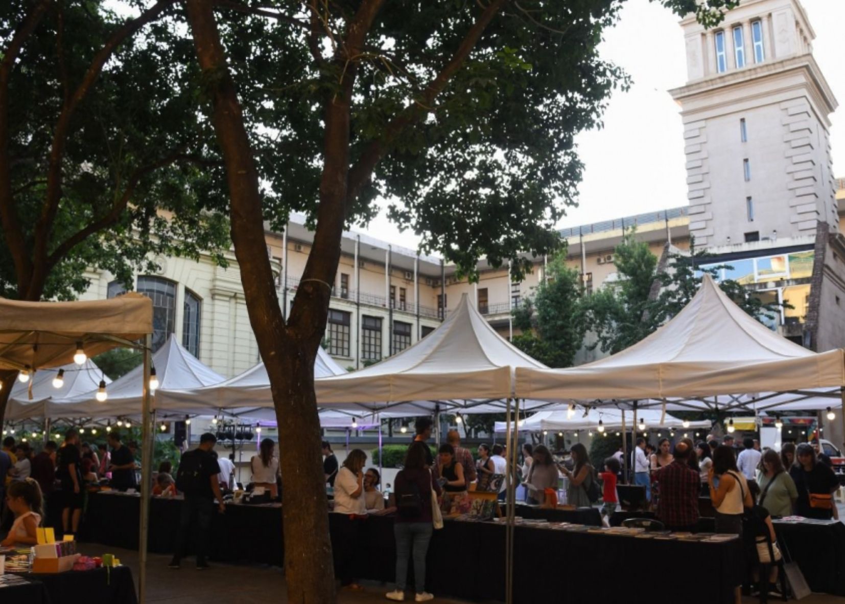 Cine y gastronomía para disfrutar de la Plaza Cívica de Rosario